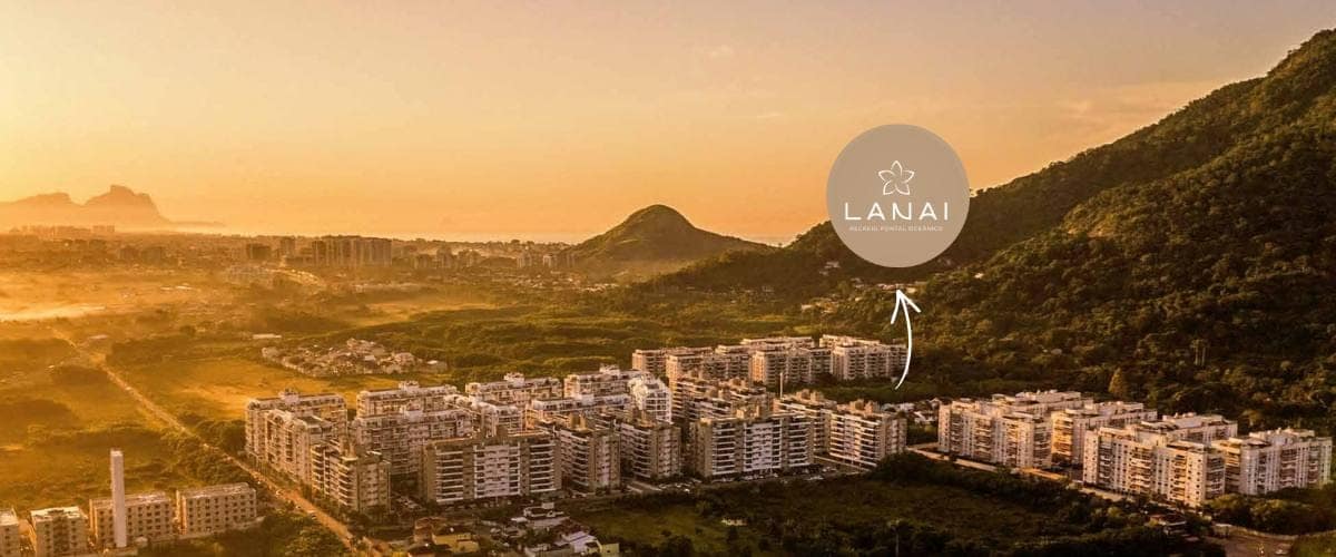 Vista aérea panorâmica do Lanai Recreio Pontal Oceânico, destacando a localização privilegiada do empreendimento entre as montanhas e o litoral do Recreio dos Bandeirantes.