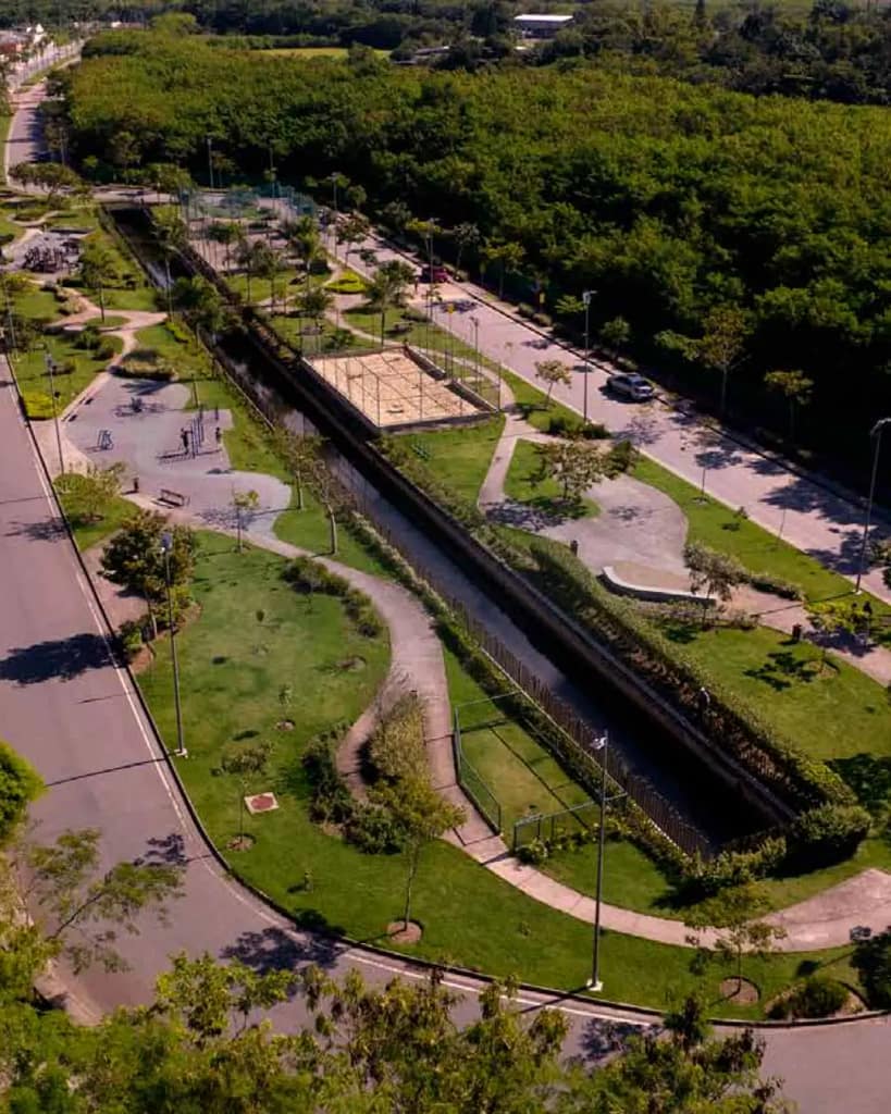 Vista aérea da praça na área do Pontal Oceânico do Recreio dos Bandeirantes.